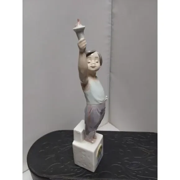 Lladro Figurine Olympic Torch number 7513 Mint in box Retail issue price $165.00